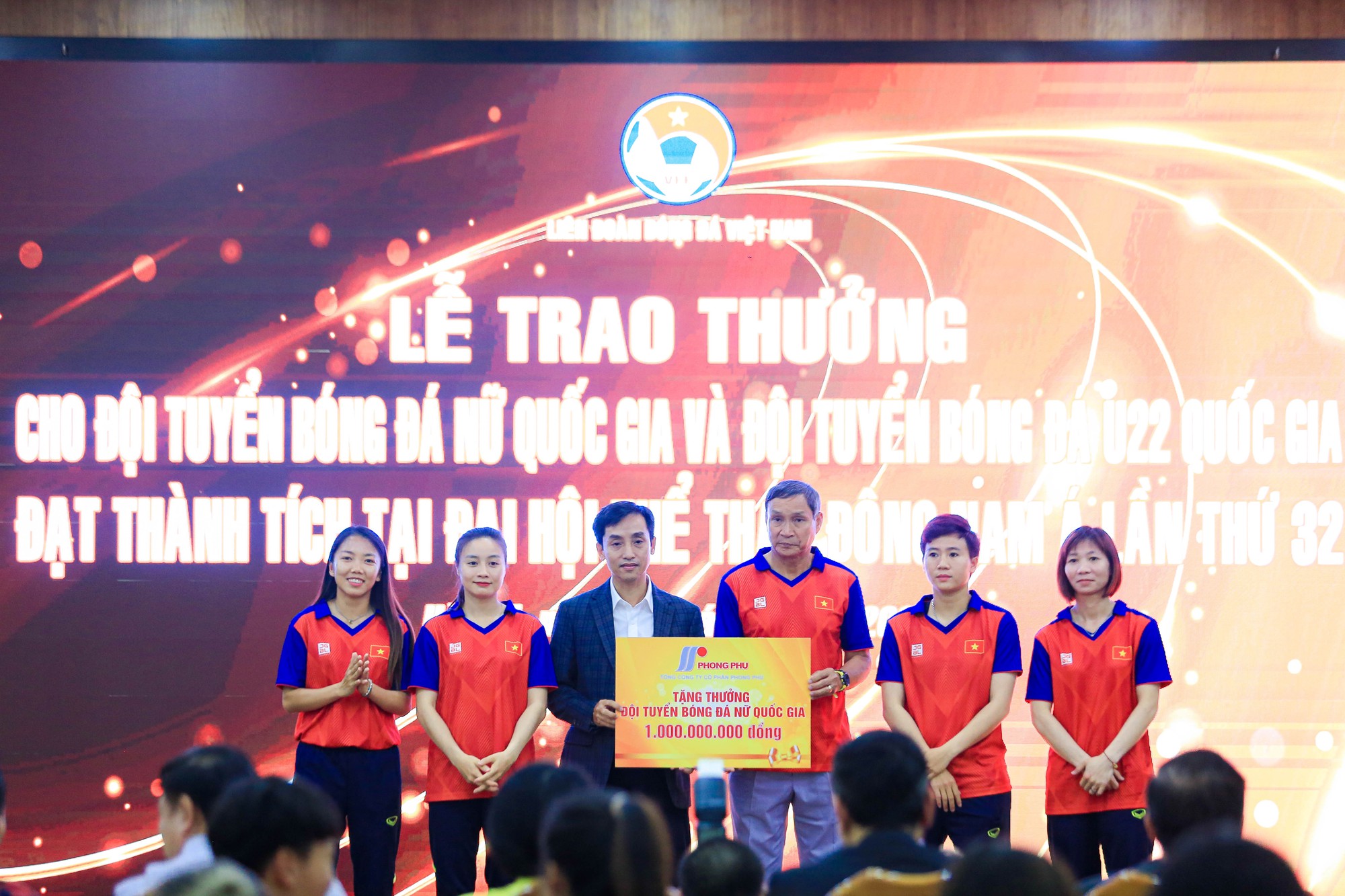 Đội tuyển bóng đá nữ nhận 5,6 tỉ đồng sau kỳ tích 4 lần liên tiếp vô địch SEA Games - Ảnh 5.