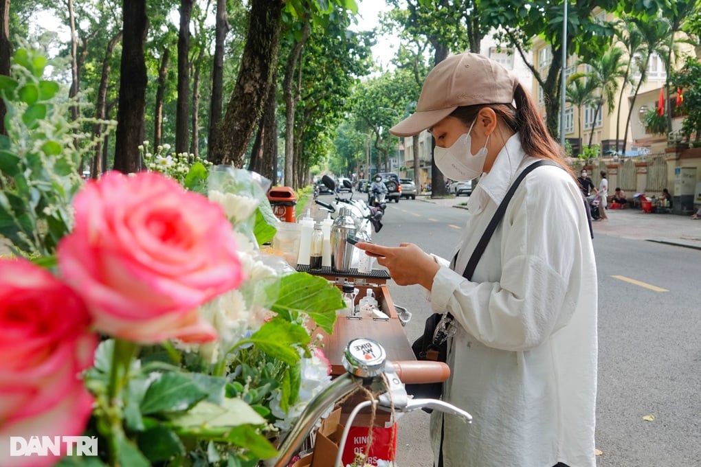 Bỏ vị trí quản lý, cô gái làm xe hoa cà phê kiếm 2 triệu đồng/ngày - 3