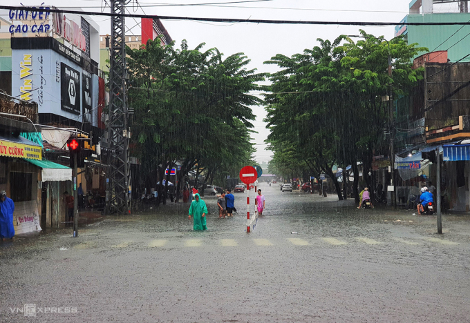 Đường Phan Châu Trinh, TP Tam Kỳ ngập chiều 15/10. Ảnh: Đắc Thành
