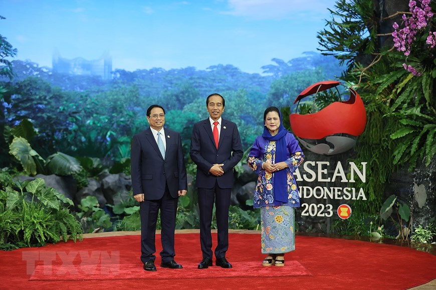 Der indonesische Präsident Joko Widodo (Mitte) und seine Frau begrüßen Premierminister Pham Minh Chinh. Foto: VNA