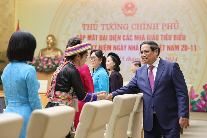 El primer ministro Pham Minh Chinh se reúne con profesores destacados. (Foto: VGP)