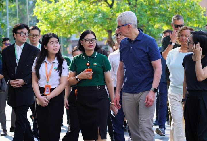 CEO Tim Cook appeared in casual clothes at Hanoi Star Primary and Secondary School