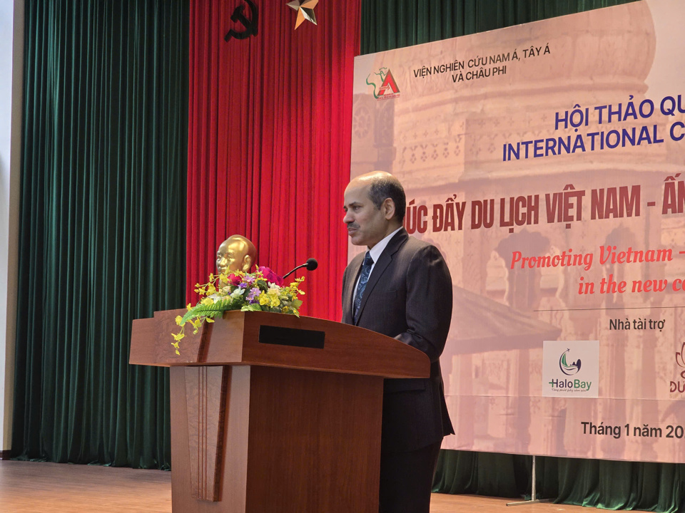 L'ambassadeur de l'Inde au Vietnam, Sandeep Arya, a hautement apprécié le potentiel touristique des deux pays. Photo : Tung Lam