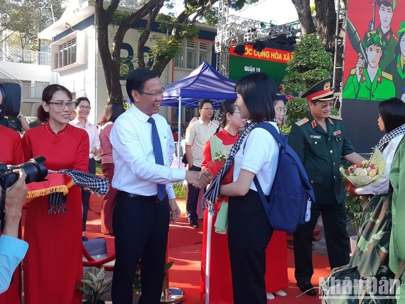 Thanh niên Thành phố Hồ Chí Minh nô nức lên đường nhập ngũ ảnh 1