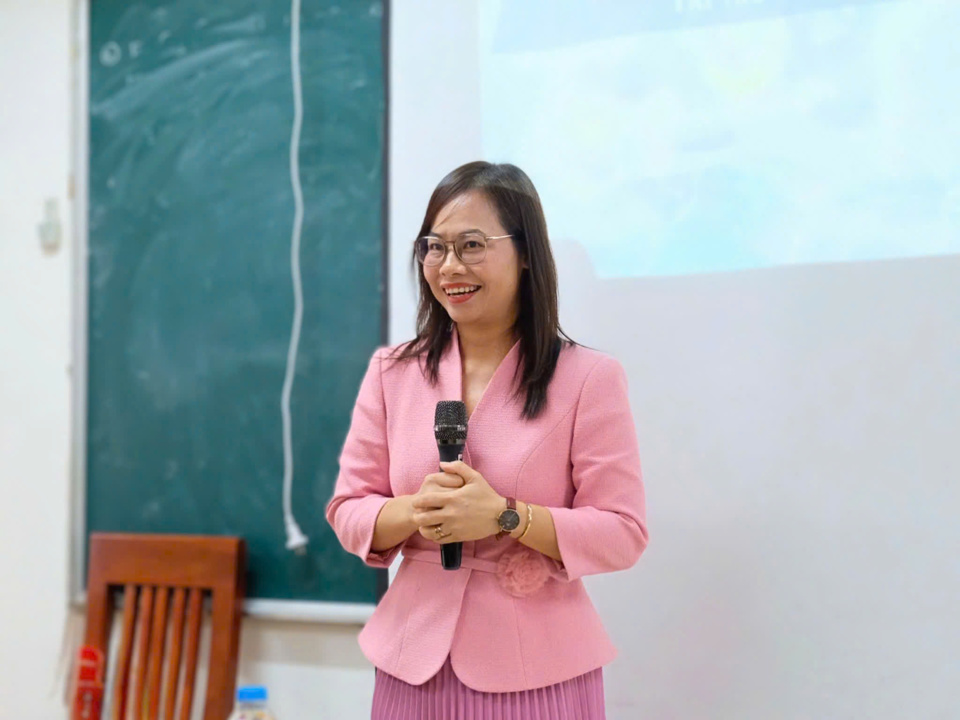 TS. Trinh Thuy Huong (Academia de Teatro y Cine de Hanoi) presentó el informe. Foto: Cam Tu