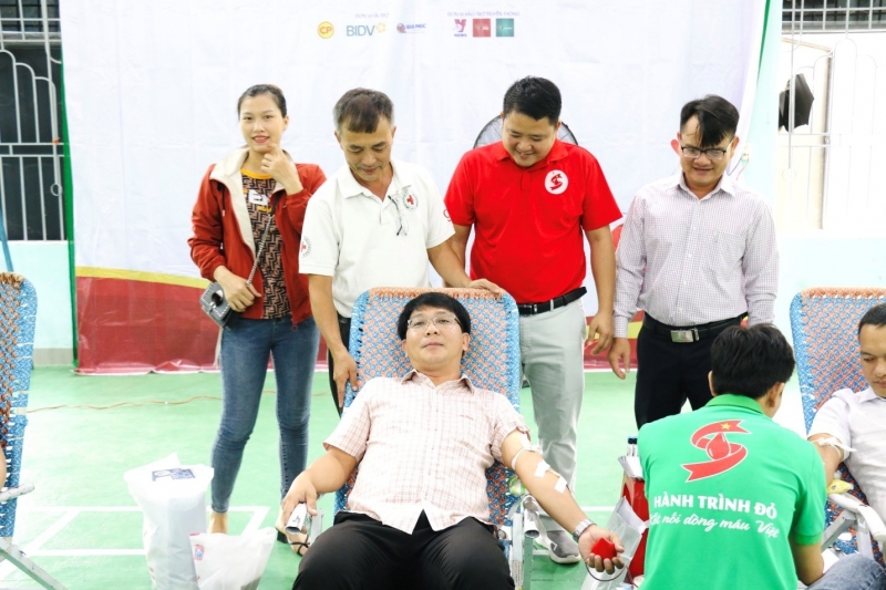 El Sr. Luong Dinh Tien, Subsecretario del Comité Distrital del Partido, Presidente del Comité Popular del distrito de Van Canh, participó en la donación de sangre en el festival de la tierra Gotas Rojas de Vo en el distrito de Van Canh.