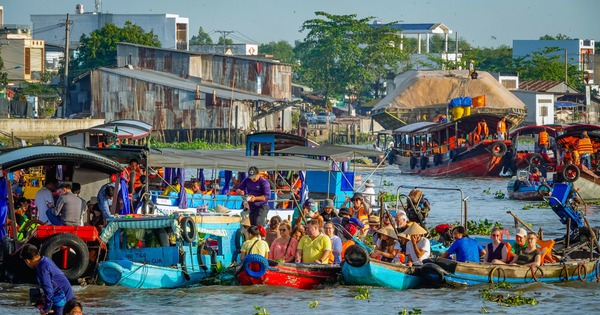 Can Tho bustling tourist season