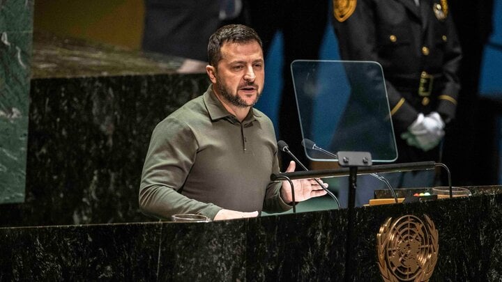 Tổng thống Ukraine Volodymyr Zelensky phát biểu trước Đại hội đồng Liên Hợp Quốc khóa 78. (Ảnh: New York Times)