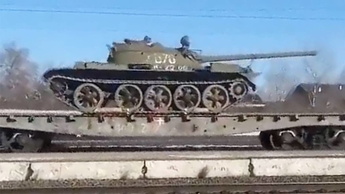 Des chars russes T-54/55 dans un train sur une photo publiée le 22 mars. Photo : Drive