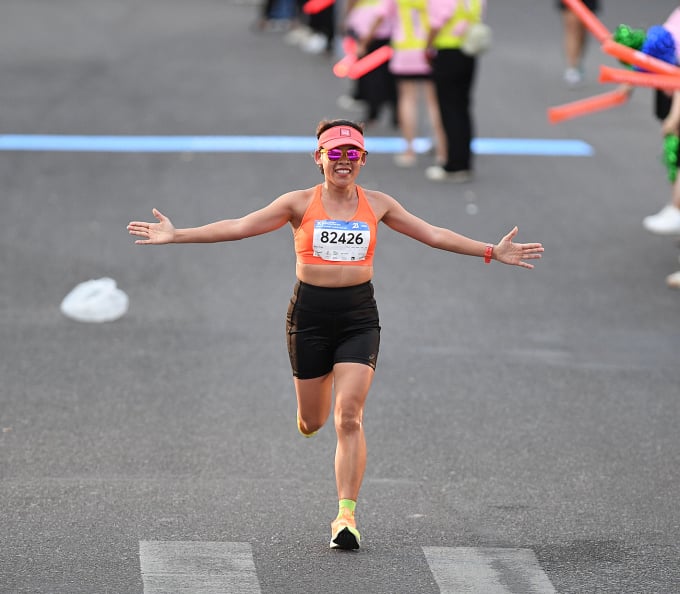 The moment the queen of walking crossed the finish line. Photo: VM