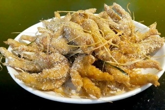 Wie man köstliche, unwiderstehlich aromatische, in Salz gebratene Hühnerfüße zubereitet