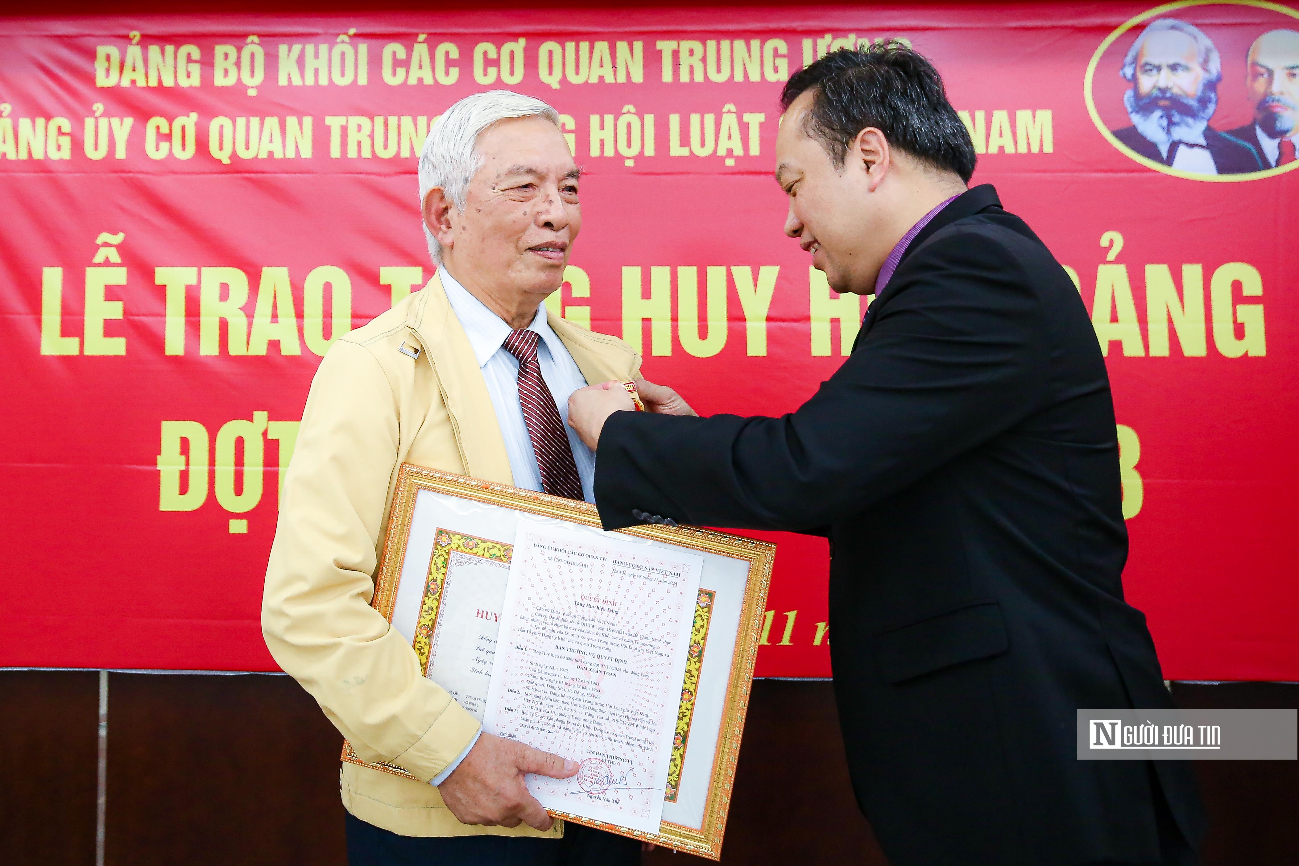 Highlights - Vietnam Lawyers Association awards Party badges to outstanding Party members (Photo 7).