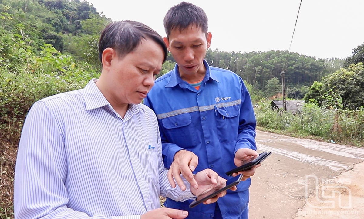 VNPT 타이응우옌 직원들이 푸도(Phu Luong)의 나상 마을에서 4G 광대역 무선 인터넷 품질을 점검하고 있습니다.