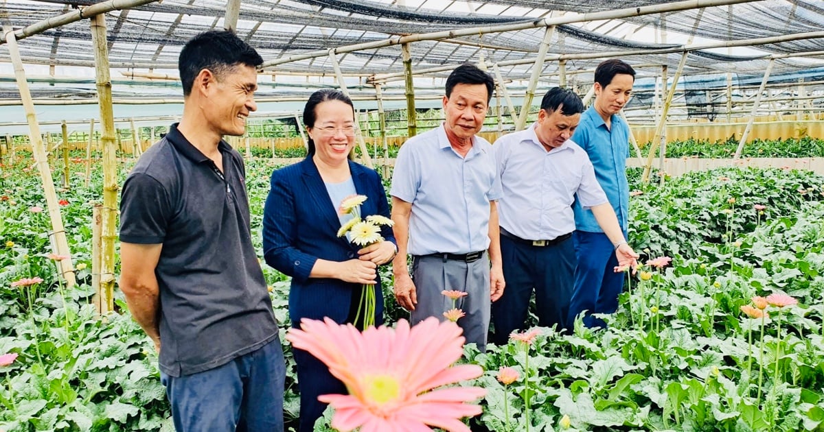 Der Vorsitzende des Volkskomitees von Hanoi, Tran Sy Thanh, im Dialog mit Landwirten in der Hauptstadt