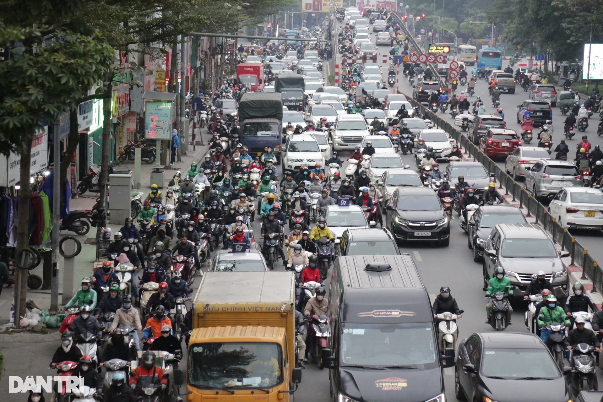 Giao thông Hà Nội ùn tắc ngày giáp Tết, CSGT căng mình phân luồng - 9