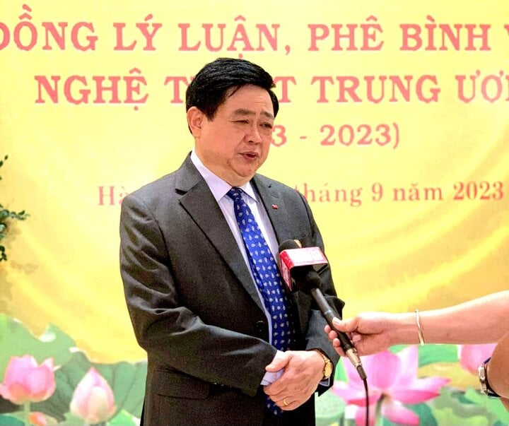 PGS.TS Nguyễn Thế Kỷ, Chủ tịch Hội đồng lý luận, phê bình văn học nghệ thuật Trung ương bày tỏ quan điểm về việc phong tặng danh hiệu NSND, NSƯT trong văn học, nghệ thuật.