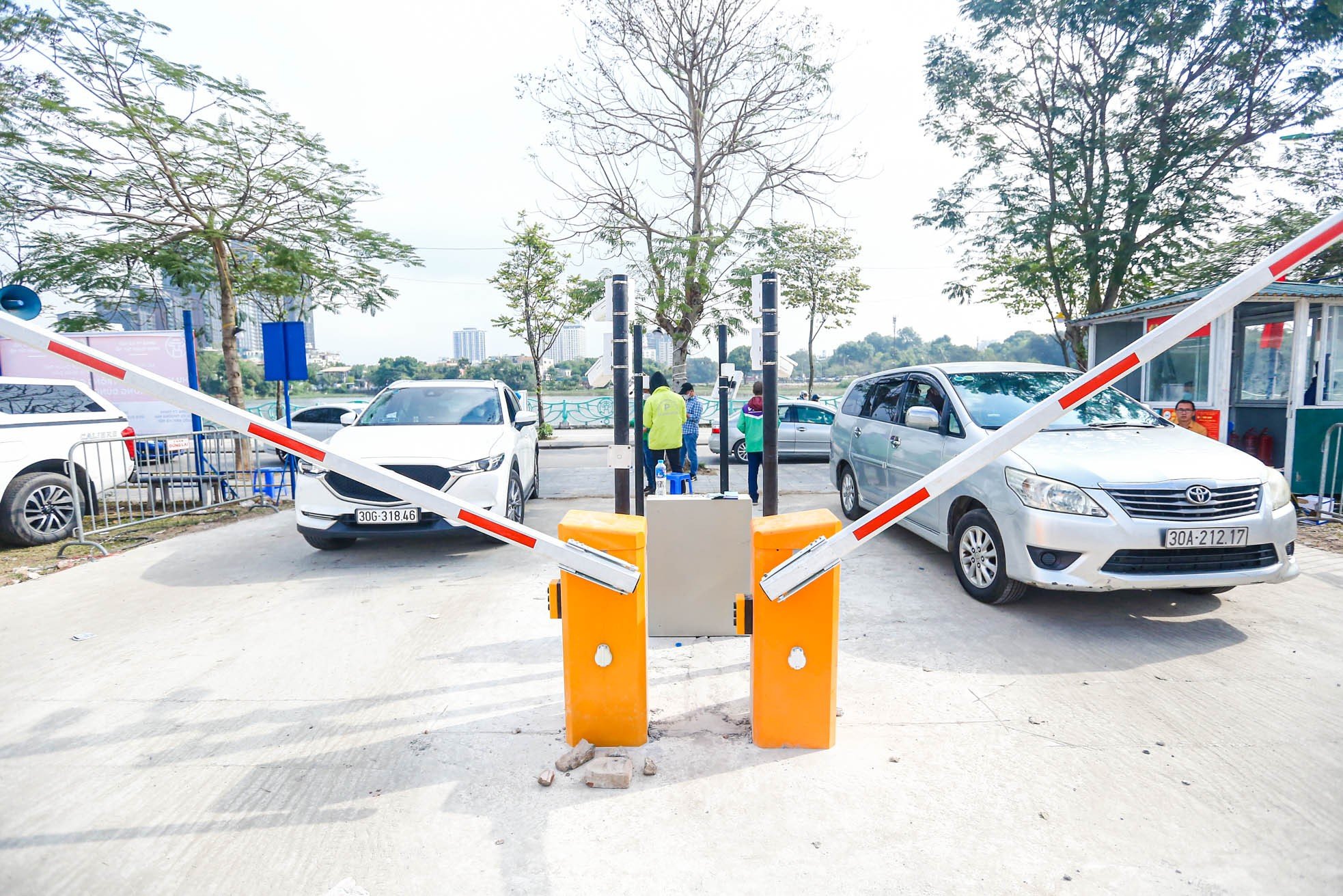 Cashless parking fee collection, no more waiting for hours at Tay Ho Palace festival on Tet holiday photo 10