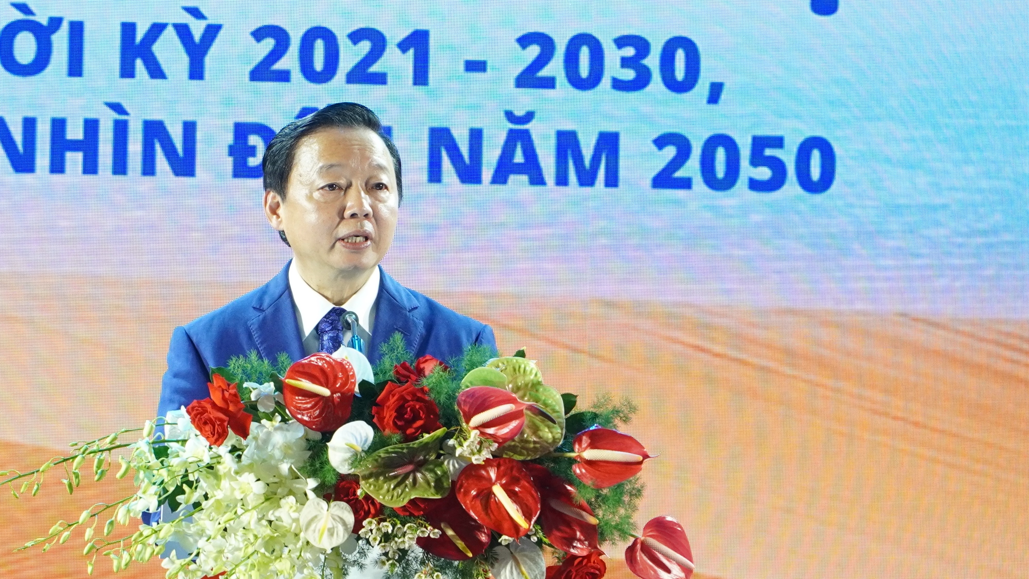행사 - 쩐 홍 하 부총리가 빈투언성 계획 비전 2050 발표식에 참석했습니다(사진 4).