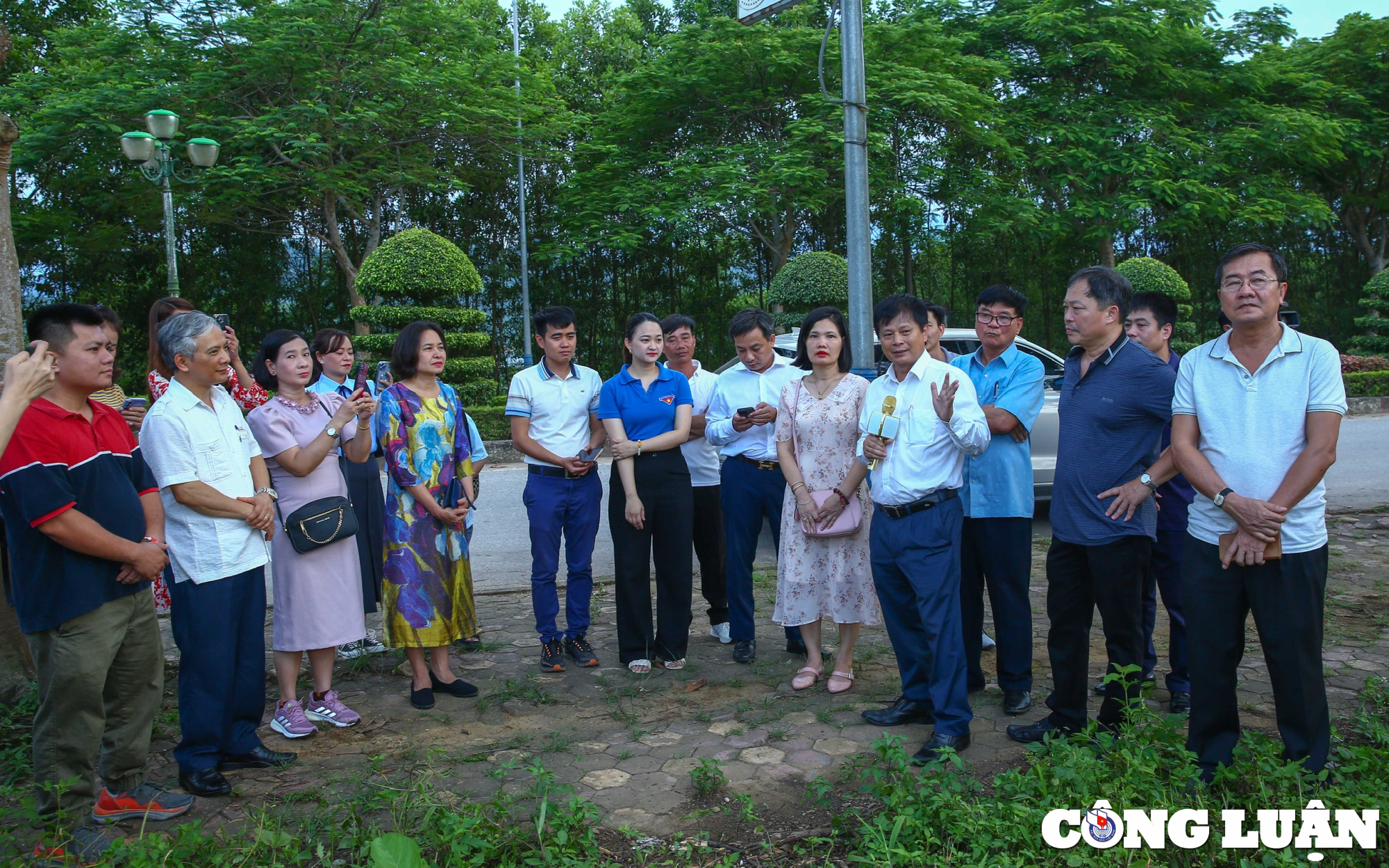 남부 지방의 기자들을 초대하여 Huynh Thuc Khang Hinh 2의 기자로 일하기 위해 학교의 국가 역사 유적지를 방문합니다.