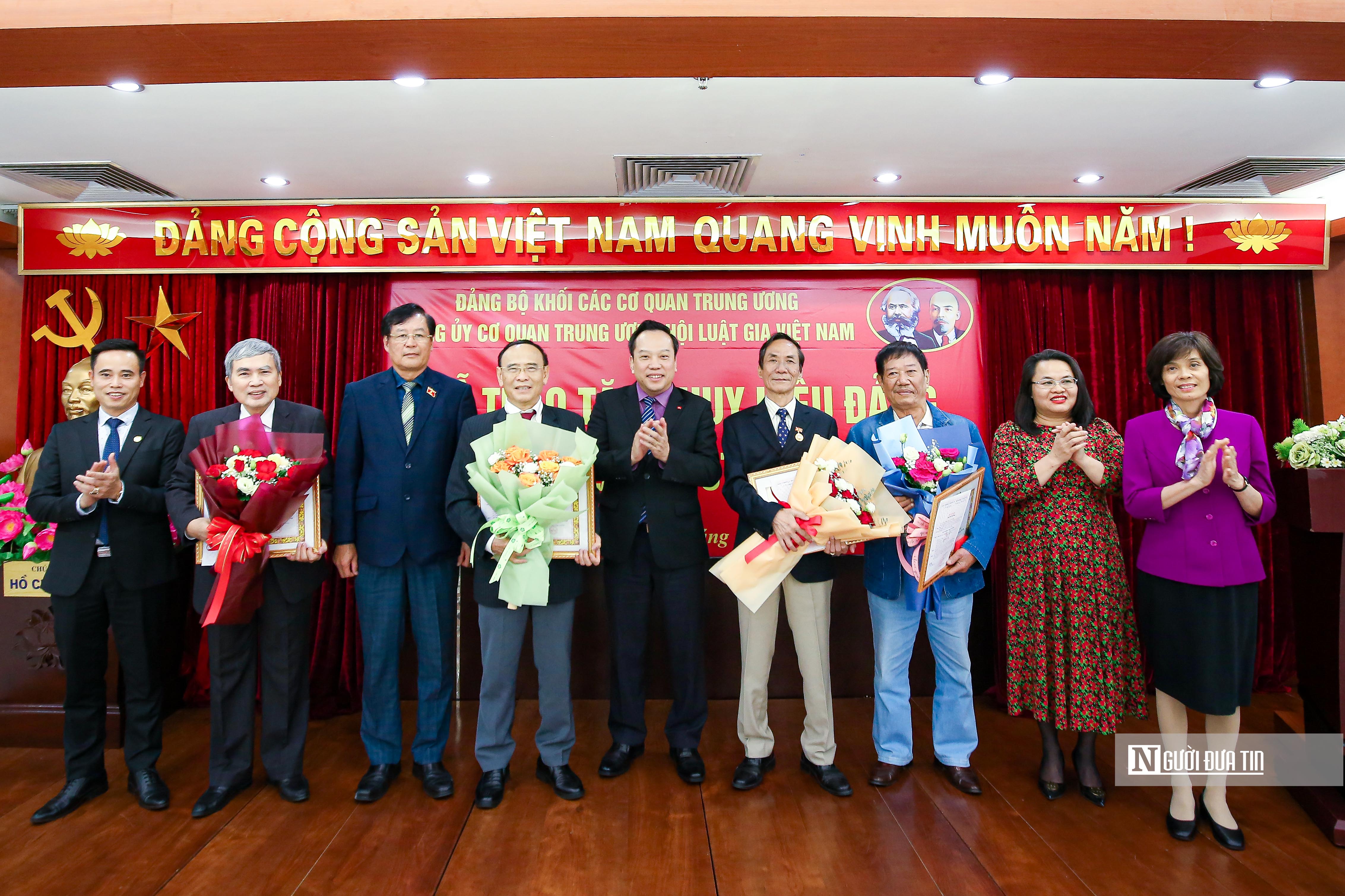 Highlights - Vietnam Lawyers Association awards Party badges to outstanding Party members (Photo 2).