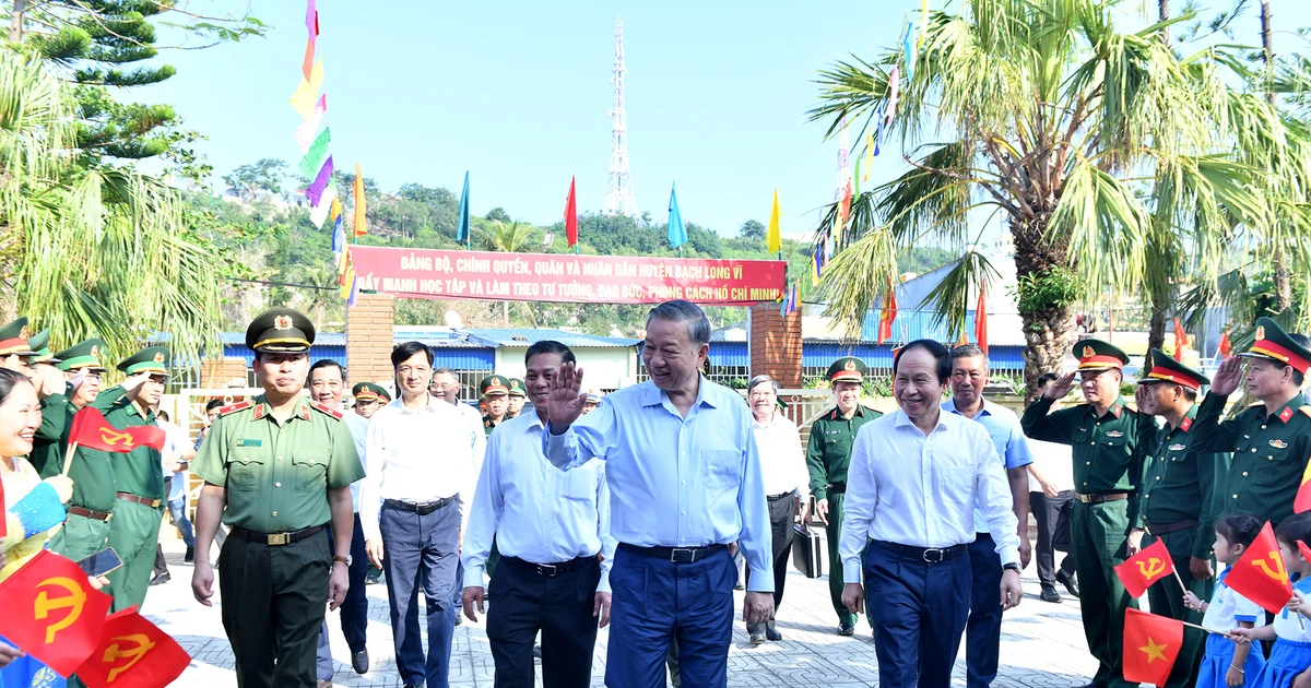 [Photo] Le secrétaire général To Lam visite et travaille dans le district de l'île de Bach Long Vi