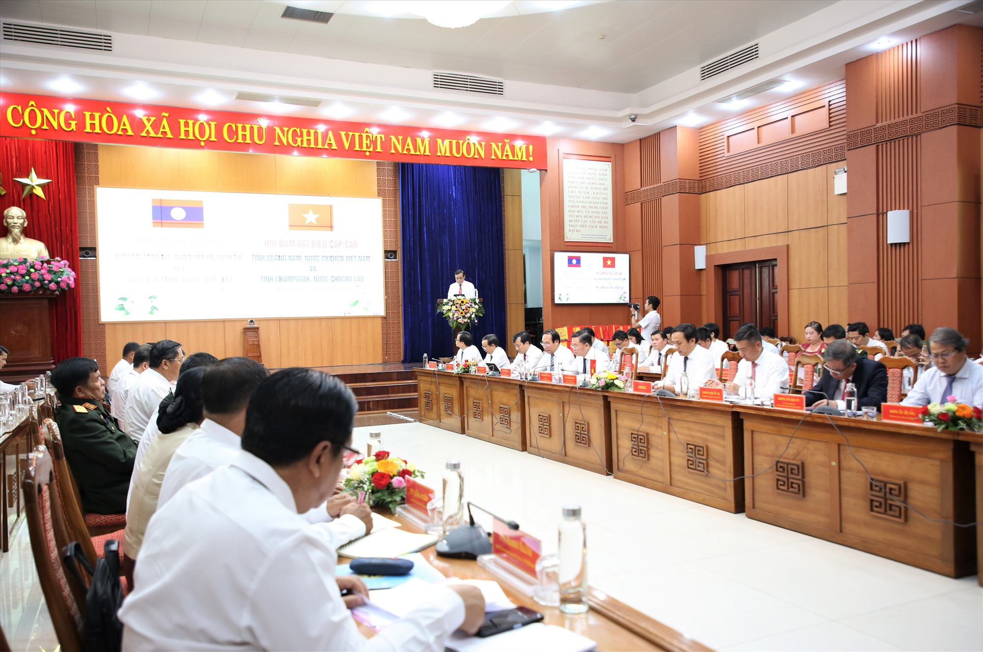 The meeting took place in Tam Ky City with the presence of senior leaders of the two provinces of Quang Nam - Champasak. Photo: A.N