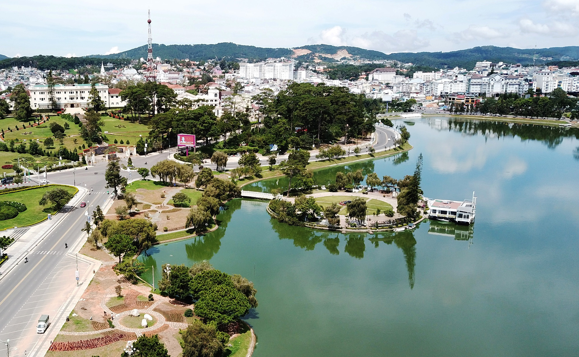 Muốn làm nhạc nước nhưng xin bù “đất vàng” ở thắng cảnh hồ Xuân Hương - Ảnh 1.