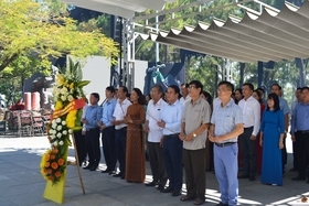 กลุ่มเลียนแบบหน่วยงานพรรค จัดกิจกรรมเชิดชูเกียรติวีรชนผู้เสียสละ