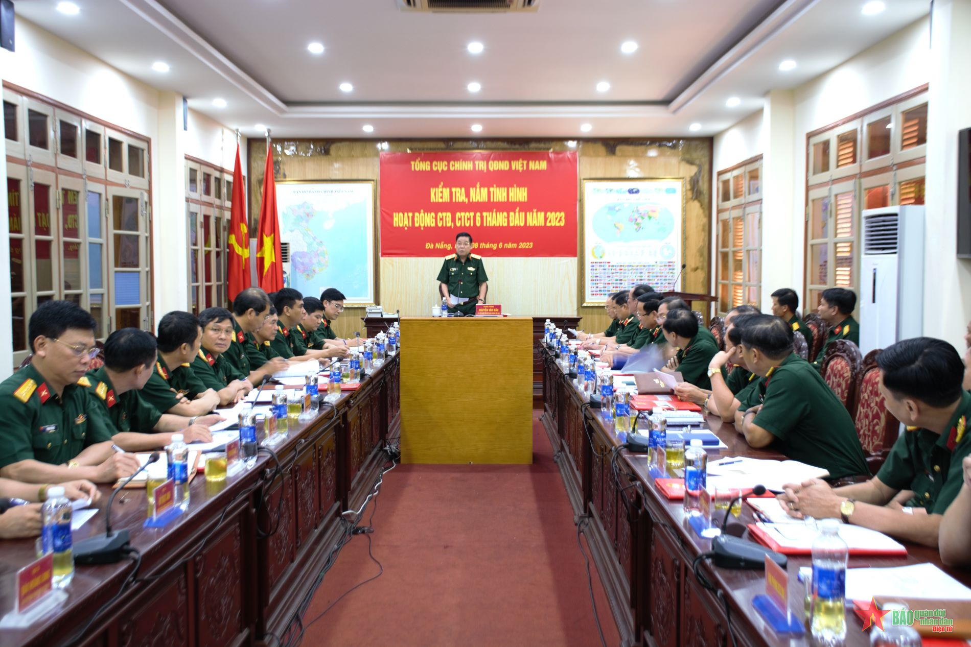 El teniente general Nguyen Van Gau inspecciona las actividades políticas y del Partido en la Región Militar 5