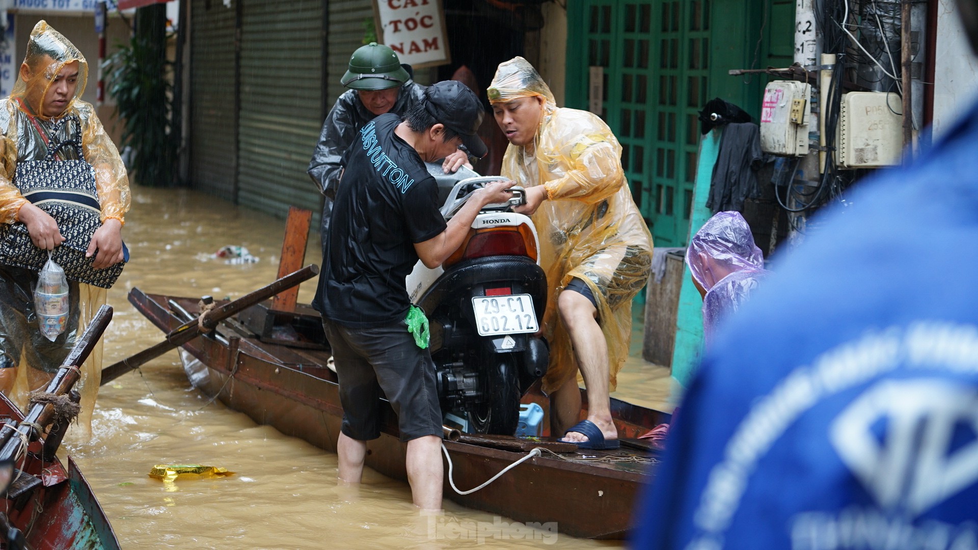 Hà Nội: Mất điện, ngập sâu, hàng trăm dân ngoài đê di tản ảnh 13