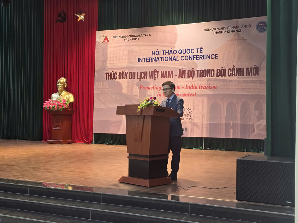 Le professeur associé, Dr Nguyen Xuan Trung, directeur de l'Institut d'études sud-asiatiques, occidentales et africaines, a pris la parole lors de l'événement. Photo : Tung Lam