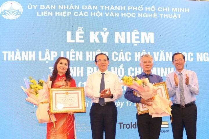 El Sr. Nguyen Van Nen y el Sr. Phan Van Mai entregaron Certificados de Mérito al Comité Popular de la Ciudad de Ho Chi Minh para recompensar las destacadas contribuciones de la Unión en el viaje pasado. Foto: Ngo Tung