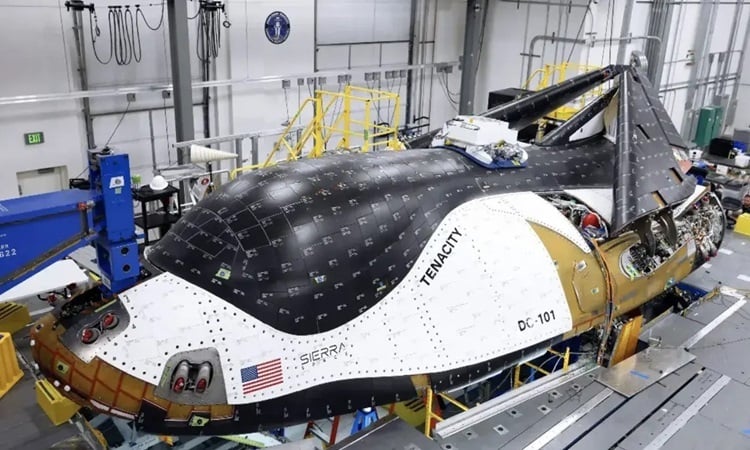 Spaceplane with 5.5-ton cargo capacity ready for takeoff