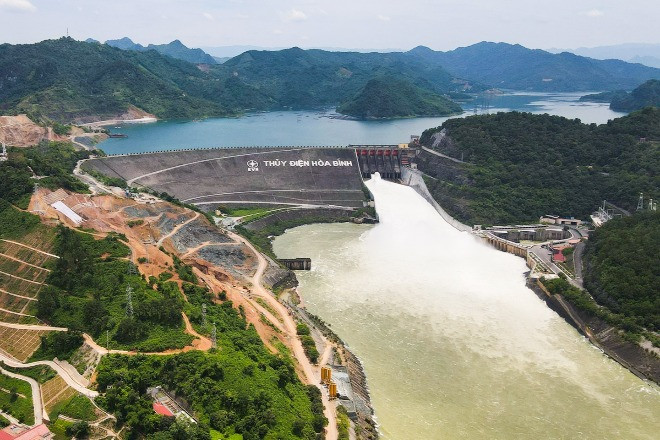 Hoa Binh-Wasserkraftreservoir öffnet ein unteres Überlauftor