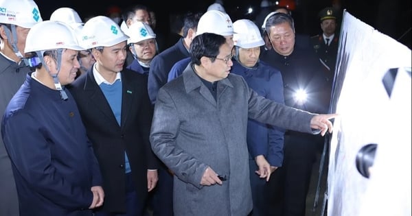 El primer ministro Pham Minh Chinh inspecciona el sitio de construcción del circuito 3 de la línea eléctrica de 500 kV.