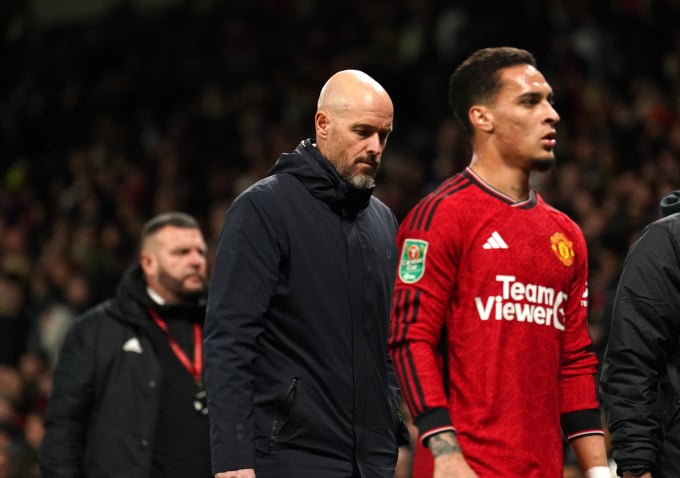 El entrenador Ten Hag inclinó la cabeza y abandonó el campo después de que el Manchester United perdiera 0-3 ante el Newcastle en la cuarta ronda de la Copa de la Liga el 1 de noviembre, en Old Trafford. Foto: Imago