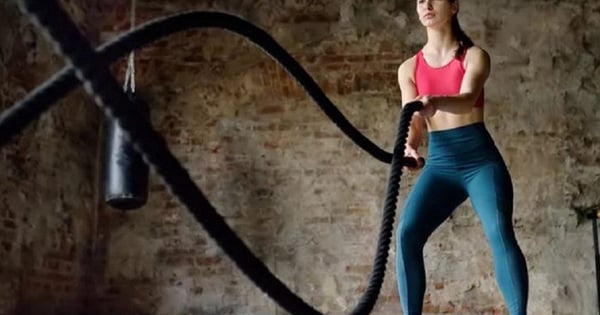 Urine foncée après la gym, quand est-ce un signe dangereux ?