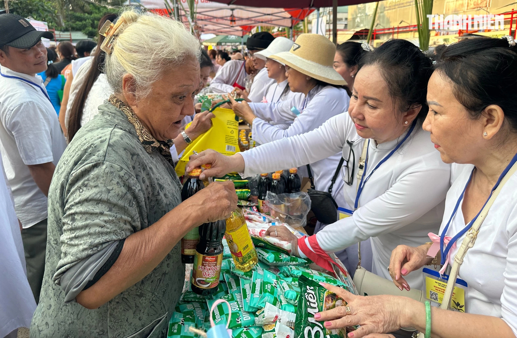 'Biển người' ở TP.HCM cầm... lá cây đi mua món ngon, không xài tiền mặt- Ảnh 13.