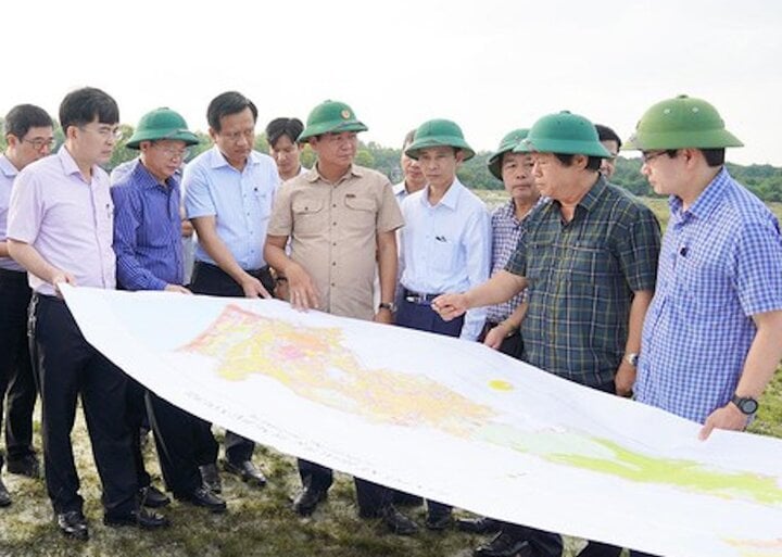 Herr Vo Van Hung, Vorsitzender des Volkskomitees der Provinz (Braunhemd), inspizierte die Räumungsarbeiten des Quang Tri-Flughafenprojekts. (Foto: Quang Tri Portal)