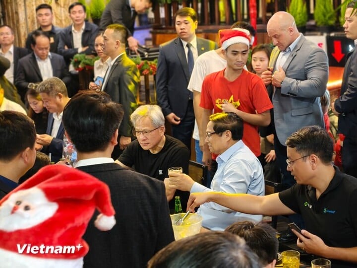 Prime Minister Pham Minh Chinh and CEO Jensen Huang enjoy a street food meal together. (Photo: Minh Son/Vietnam+)