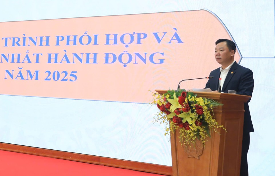 Der ständige stellvertretende Vorsitzende des Komitees der Vietnamesischen Vaterländischen Front in Hanoi, Nguyen Sy Truong, informierte über die Ergebnisse der Arbeit der Front im Jahr 2024 und das Koordinierungsprogramm und das einheitliche Vorgehen im Jahr 2025.