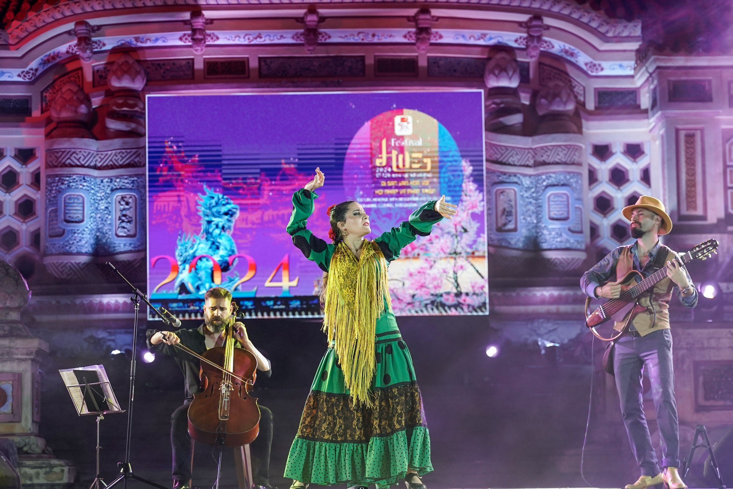 Nghệ sĩ Festival ra công viên, vào bệnh viện để phục vụ khán giả - Ảnh 1.
