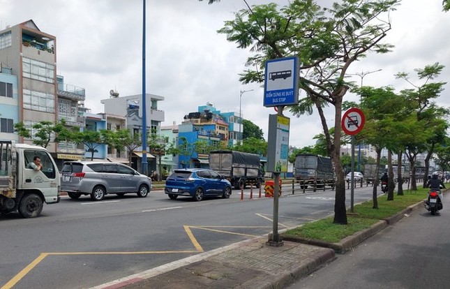 188 Bäume wurden gefällt, um den Motorradweg auf der East-West Avenue zu erweitern, Ho-Chi-Minh-Stadt, Foto 1