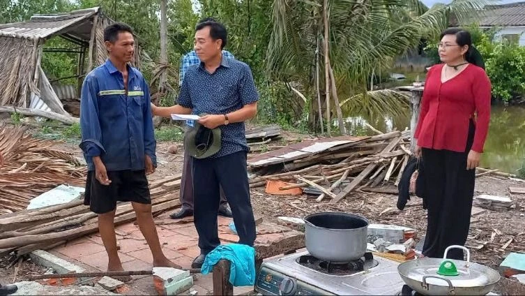 Unterstützung für vom Tornado betroffene Familien in Bac Lieu