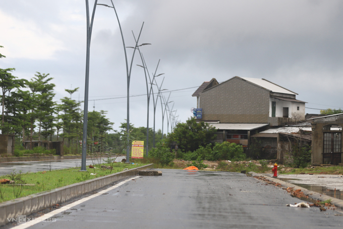 Mr. Nhat's two-story house blocks the road and sidewalk. Photo: Vo Thanh