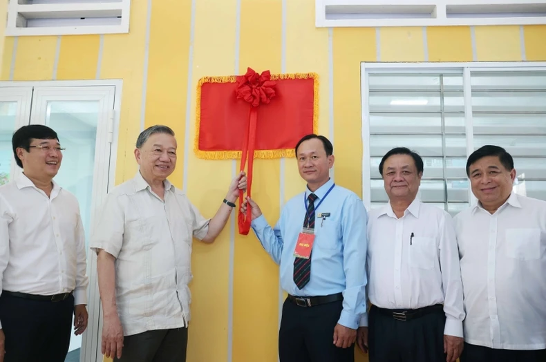 Le secrétaire général To Lam a rencontré et offert des cadeaux à des personnalités exceptionnelles de la province de Dong Thap, a visité le lycée Tram Chim et a inspecté le chantier de construction du projet d'autoroute Cao Lanh-An Huu, photo 3