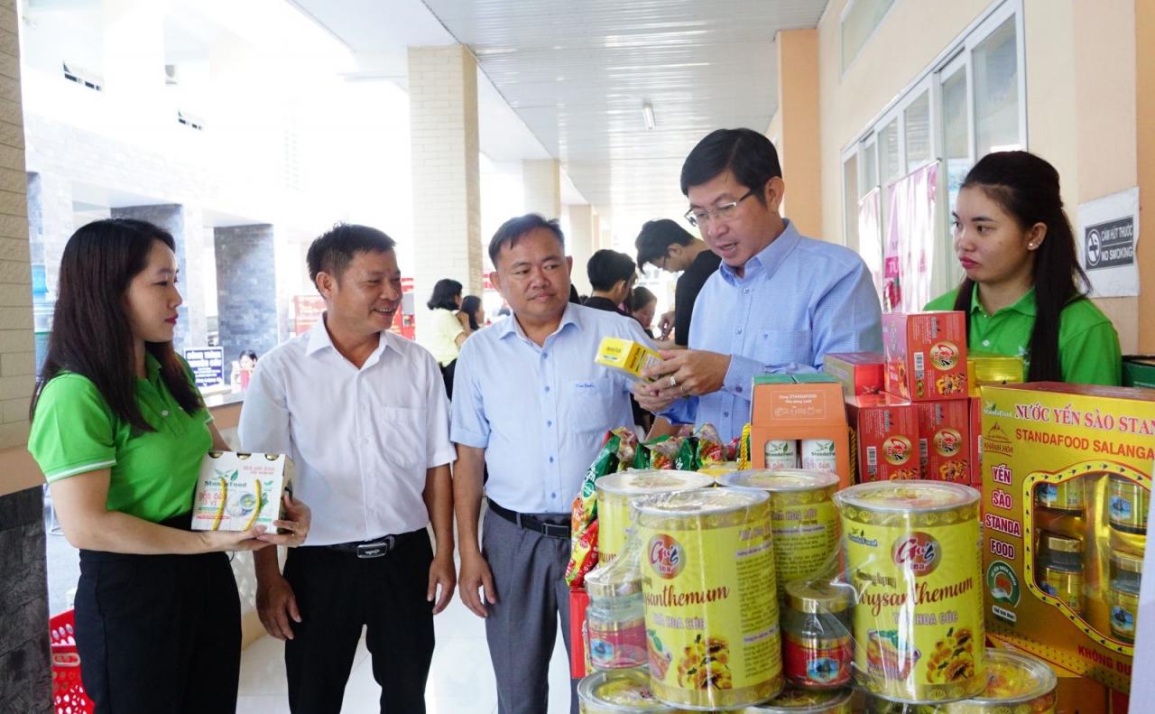 Empresas emergentes creativas que conectan y promueven productos de OCOP, industrias rurales típicas