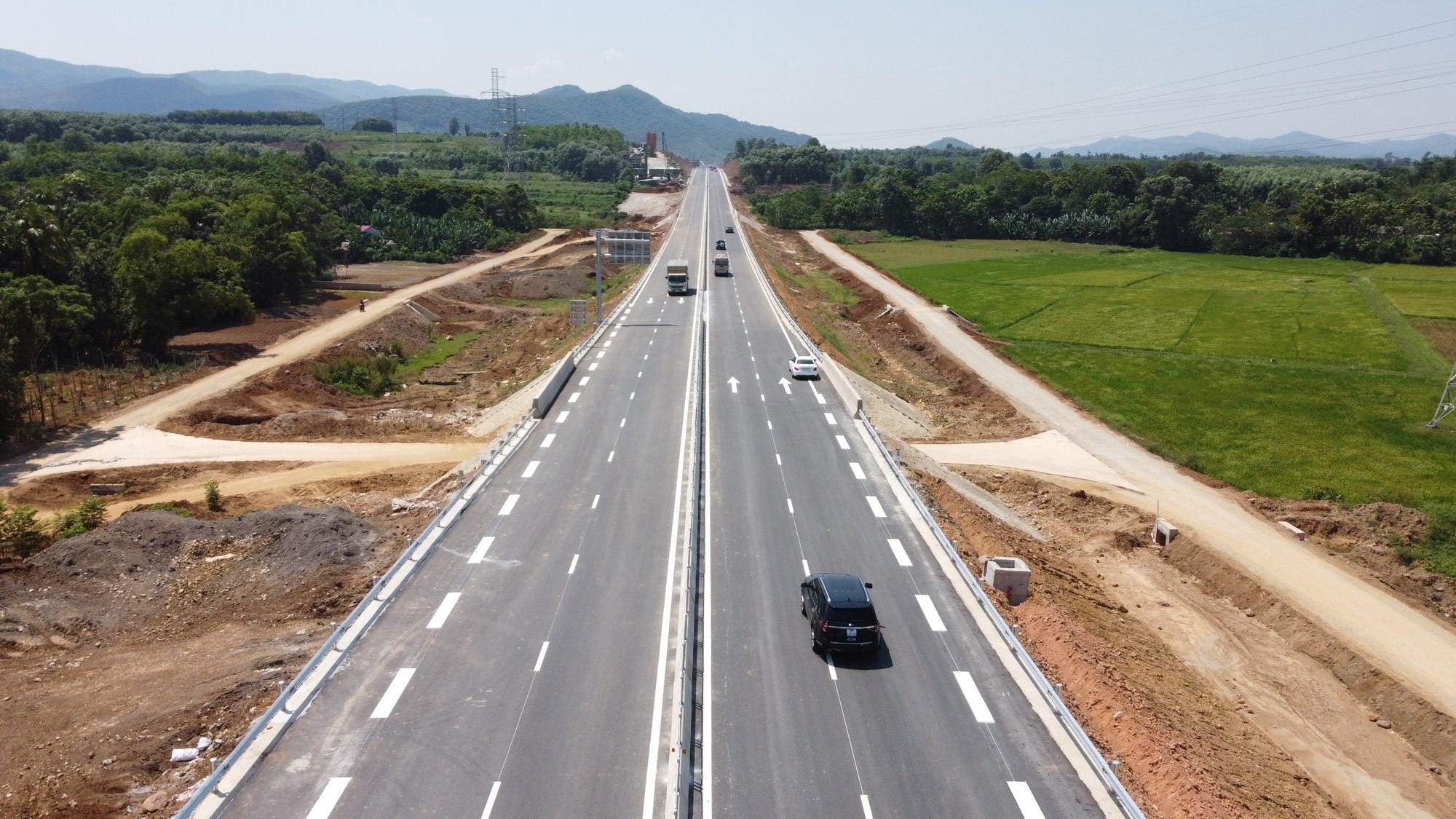 Cao tốc Thanh Hóa - Nghệ An thông thoáng trong ngày đầu thông xe - Ảnh 1.