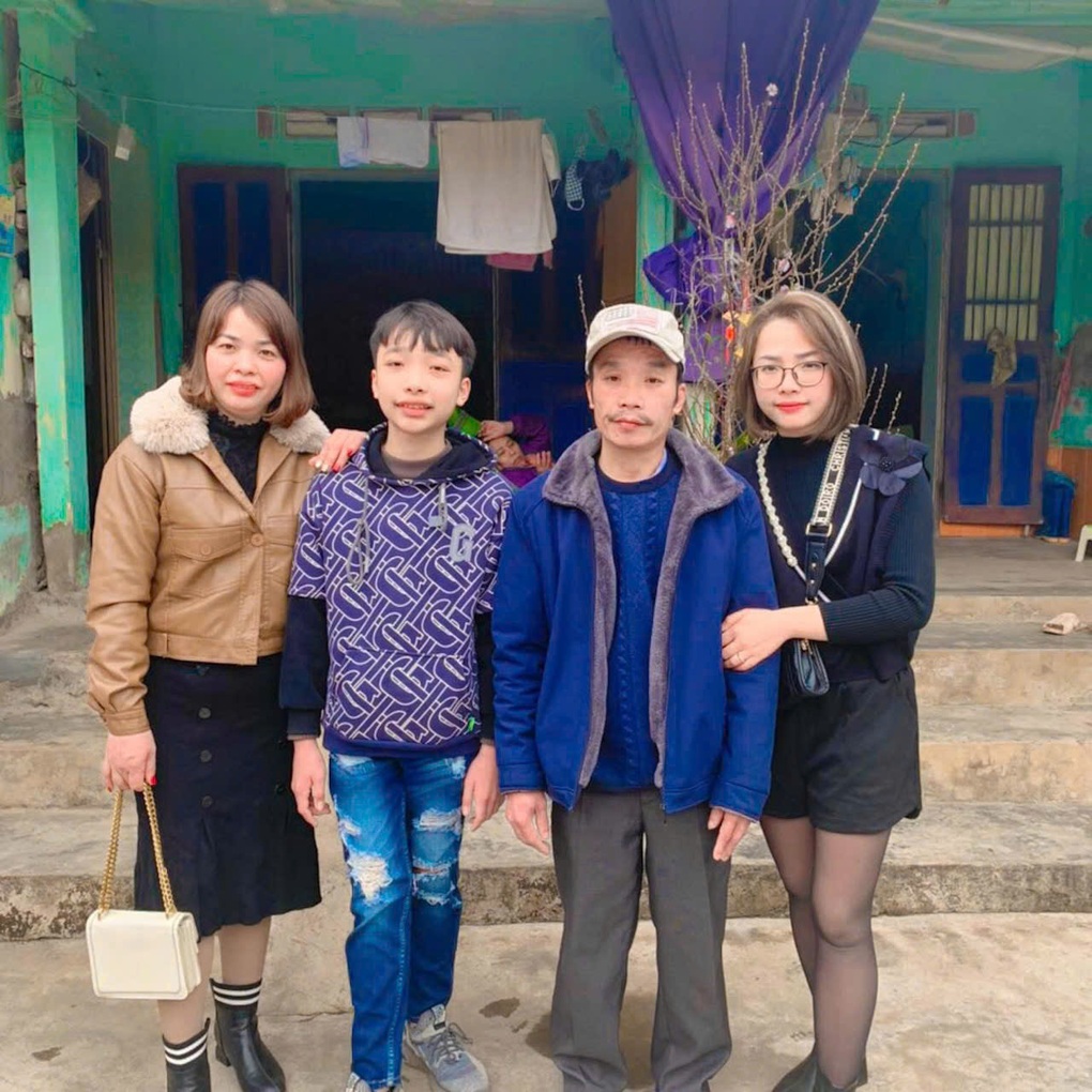 Nghe lời bố gọi qua camera, con gái đã lấy chồng liền tức tốc về nhà - 1