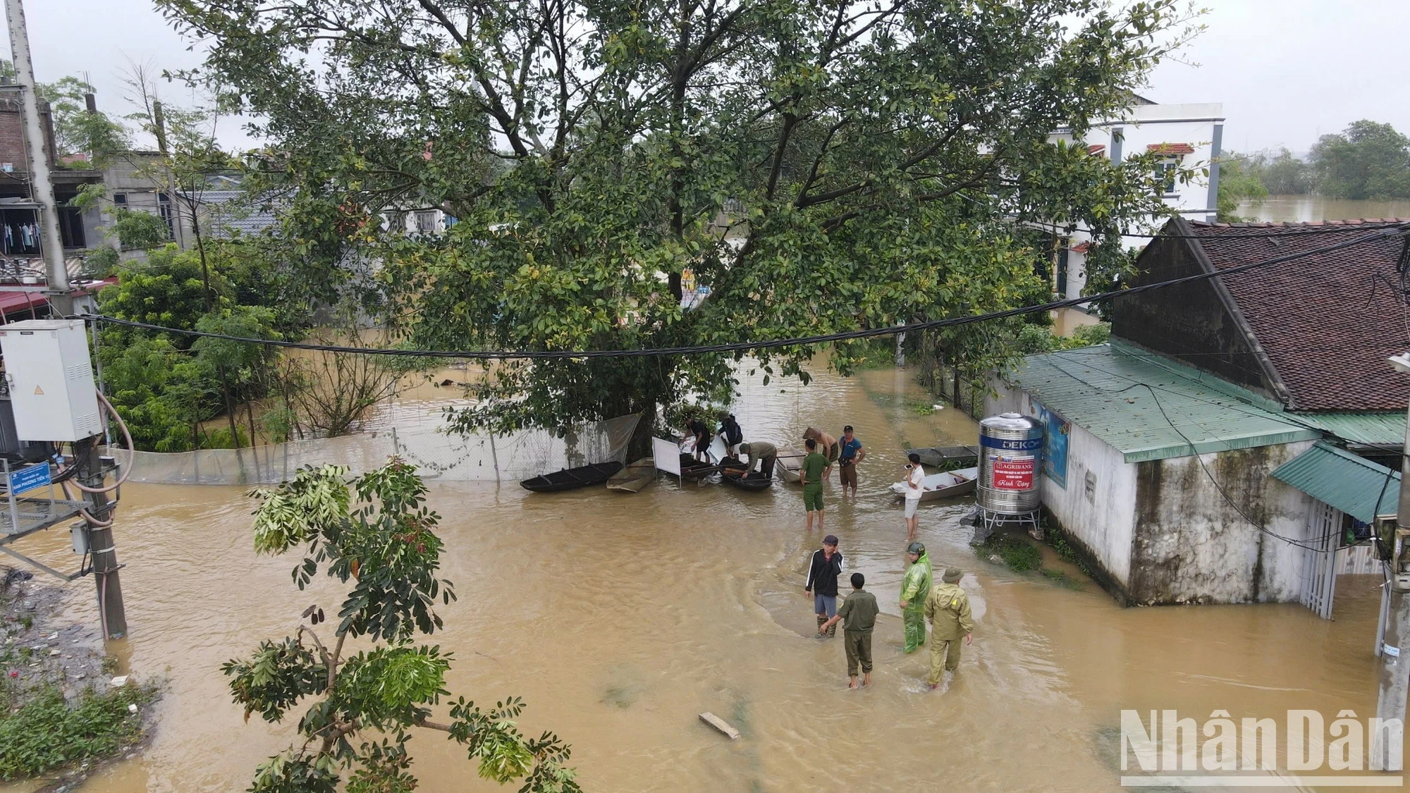 [Foto] Hanoi: El río Bui desborda el dique, muchas comunas en el distrito de Chuong My están inundadas foto 16